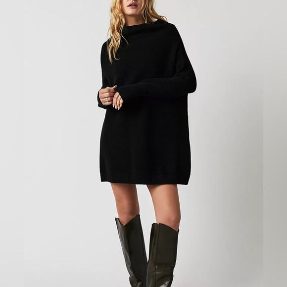Free People Women's Slouchy black wide-neck ribbed Tunic Sweater. Size Small